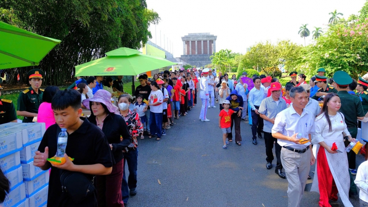 35.000 suất quà phát cho đồng bào và khách quốc tế vào Lăng viếng Bác